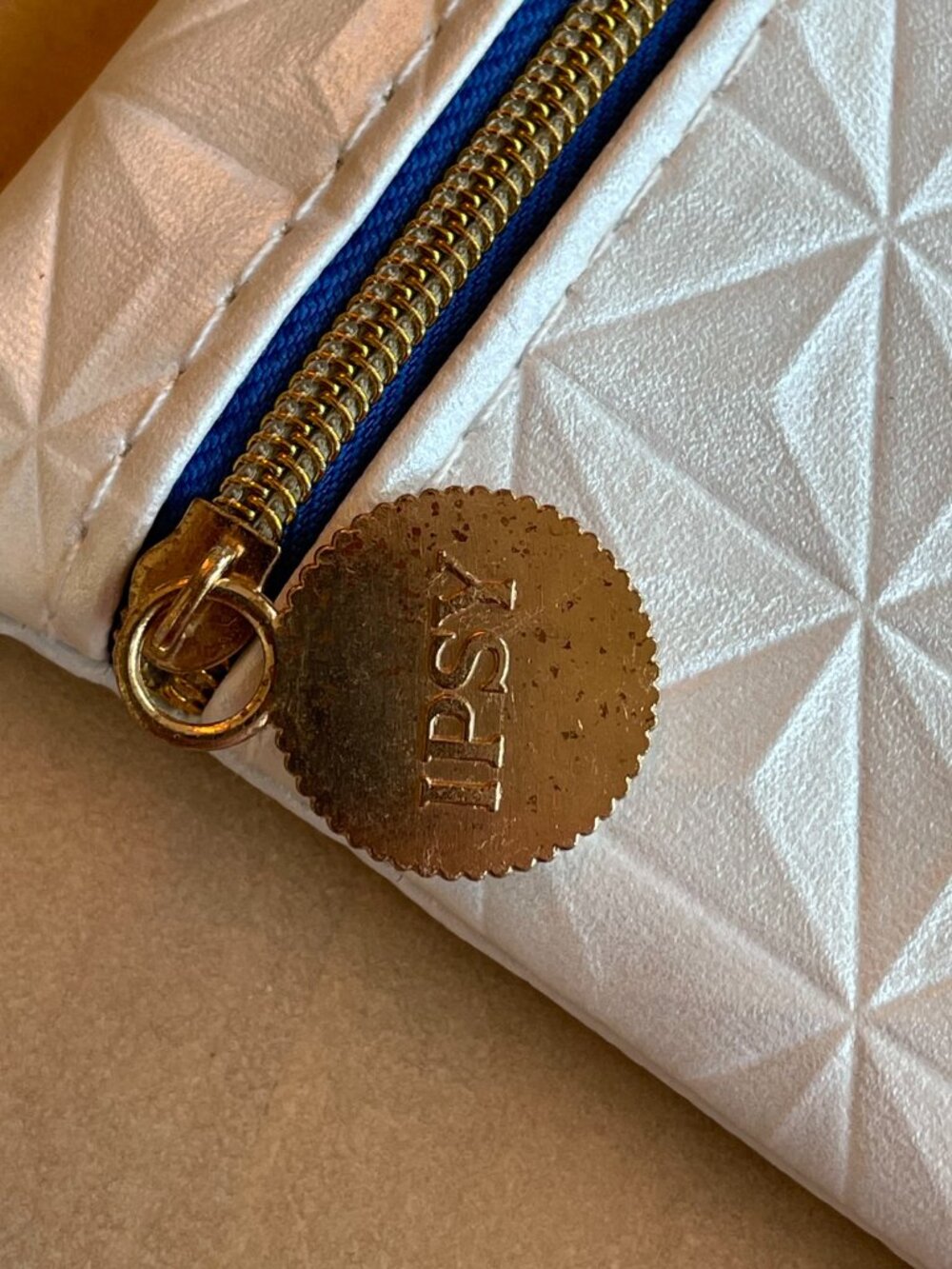 Entire Closet $5! Ipsy "Epcot Ball" White Pearl Geometric Textured Shimmer - Picture 4 of 9